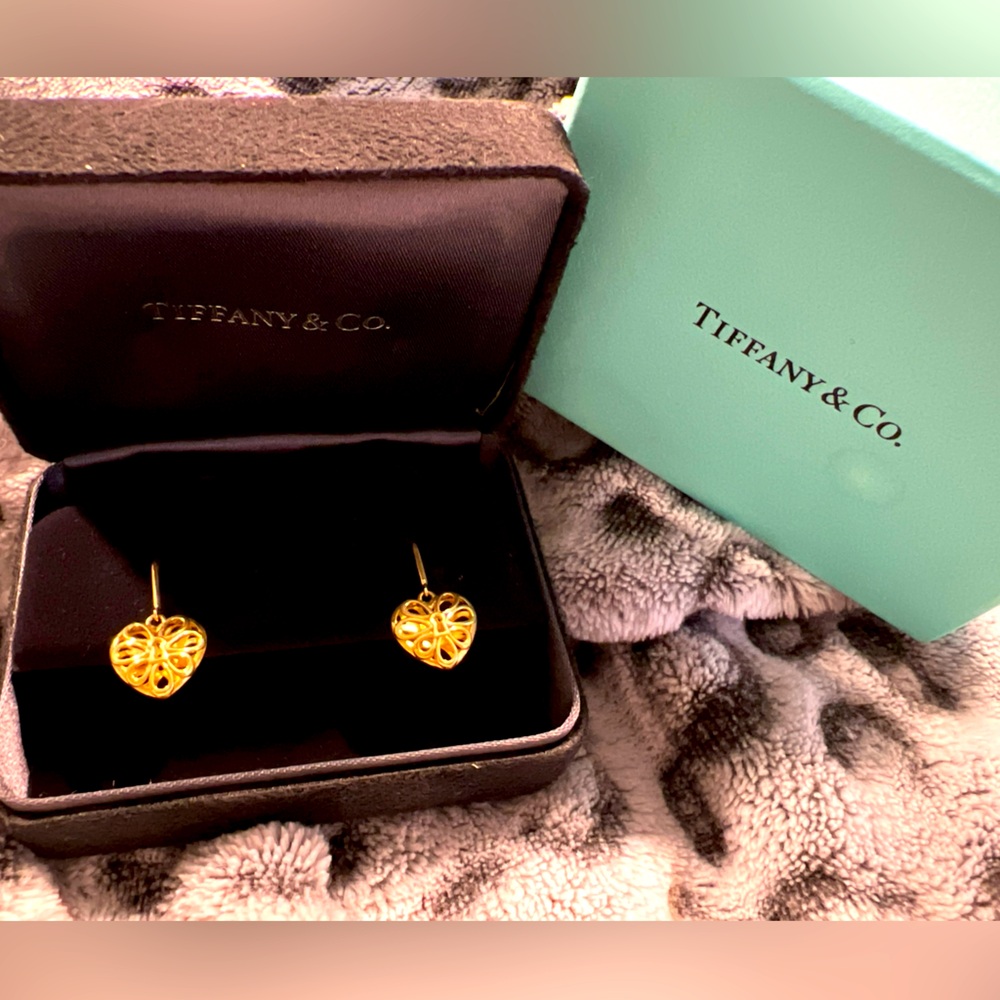 Tiffany & Co 18k Yellow Gold Filigree Heart Keyhole Hook Earrings NEW